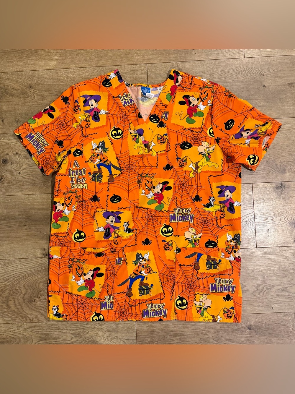 Vintage 2000 Disney Halloween Mickey Minnie Short Sleeve Scrub Top Size M